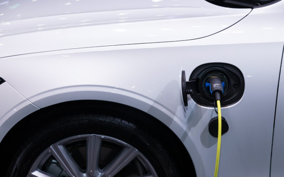Bus di supporto per studenti e nuove colonnine di ricarica auto elettriche