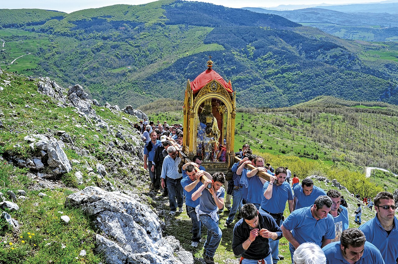 Salita_della_Madonna_Nera_sul_Sacro_Monte_di_Viggiano